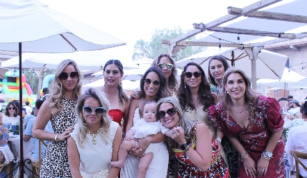  Gloria Leal con su hijo Lorenzo y sus amigas.