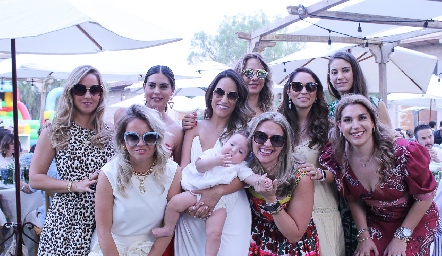  Gloria Leal con su hijo Lorenzo y sus amigas.