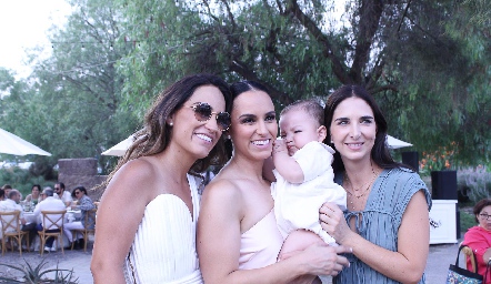  Gloria Leal, Natalia Leal y Marina Jourdain con Lorenzo.