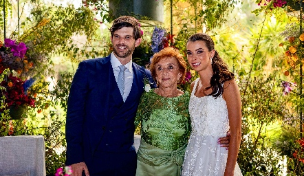 Los novios con la abuela de él, José Antonio Hernández, Rosita Villarreal e Isa Gaviño.