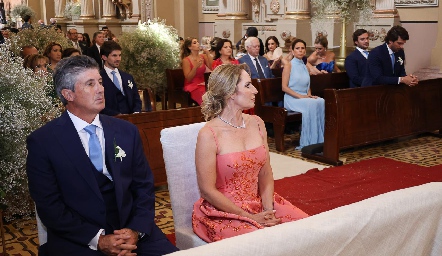  José Antonio Hernández y Claudia  Díaz Infante, papás del novio.