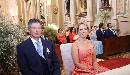  José Antonio Hernández y Claudia  Díaz Infante, papás del novio.