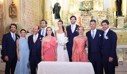  Los novios con sus papás y hermanos, Santiago Gaviño, Daniela Villarreal, Oscar Gaviño, Oscar Gaviño, Charo Valladares, Isa Gaviño, José Antonio Hernández, Claudia Díaz Infante, José Antonio Hernández y Diego Hernández.