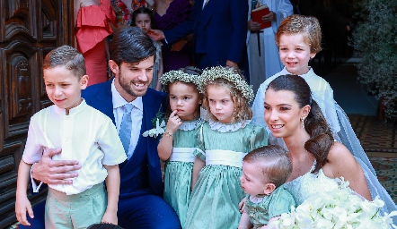 Los novios con los pajes.