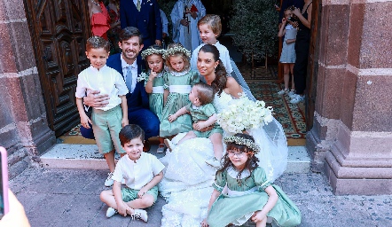  Los novios con los pajes.