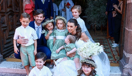  Los novios con los pajes.