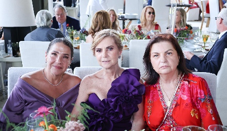  Mary Gaviño, Mari Pepa Valladares y Rosa María Valladares.