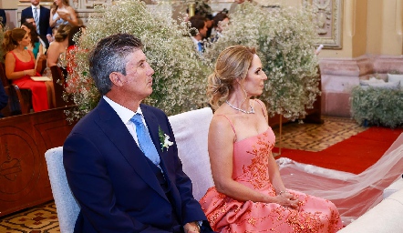  José Antonio Hernández y Claudia Díaz Infante, papás del novio.