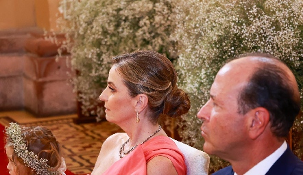  Charo Valladares, mamá del novio.