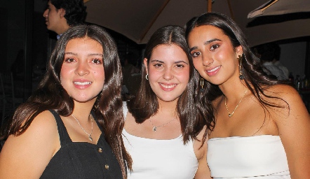  Sofía, María y Marijó Villalobos.