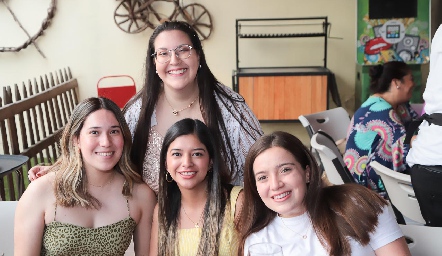  Daniela Cisneros, Isabel Salinas, Ana Sofía Robles y Daniela Michel.