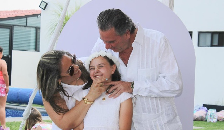  Mariaemilia Heinze Zarur y sus papás  Michelle Zarur y Emilio Heinze.