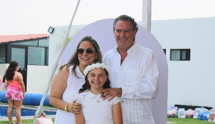  Mariaemilia con sus papás Michelle Zarur y Emilio Heinze .