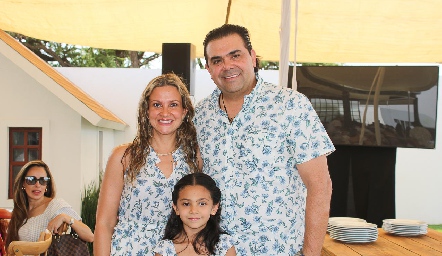  Aurora Irigoyen y Miguel Compean con su hija María José.