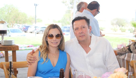  Arlette Robles y Luis Fernando Lozano, padrinos de Mariaemilia.