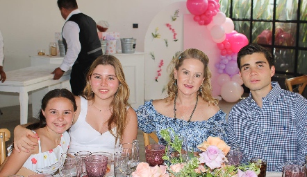  Mariaemilia y Danna Heinze, Elizabet Heinze y Jürgen Heinze.