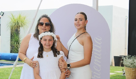   Michelle Zarur con sus hijas Mariaemilia y  Michelle Heinze.
