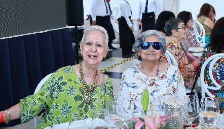  Carmen Marcos y Ruth Leiva de García.