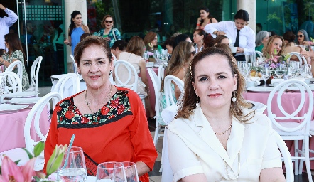  Ana Villalobos y María Elena León.