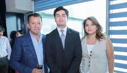  Víctor Barrales y Sara Berrones con su hijo Marcelo Barrales.