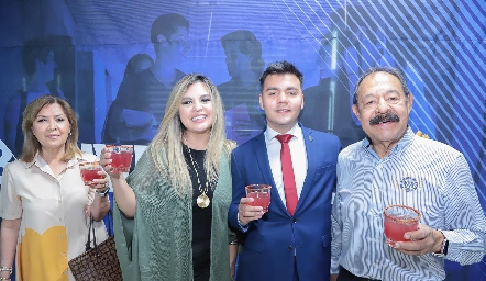  María de la Luz Olguín, Araceli Reyes, Luis Daniel Reyes y Abraham Ruiz.