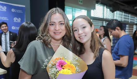  Beatriz Viramontes y Regina Enríquez.