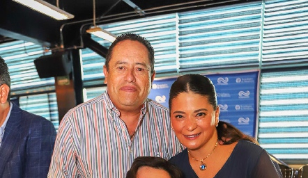  Adolfo Arriaga y Chelito Padrón con su hijo Juan Pablo Arriaga.