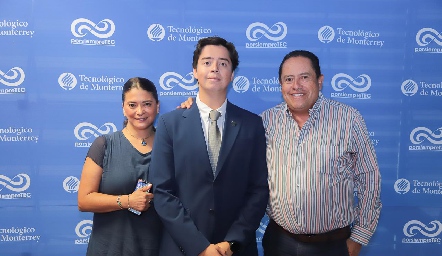  Chelito Padrón y Adolfo Arriaga con su hijo Juan Pablo.