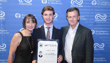 Marisol Pérez y Rafael González con su hijo Rafael González.