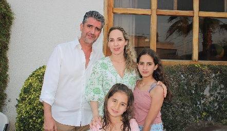  Juan Manuel Güemes y Lilia Medina con sus hijas Inés y María.