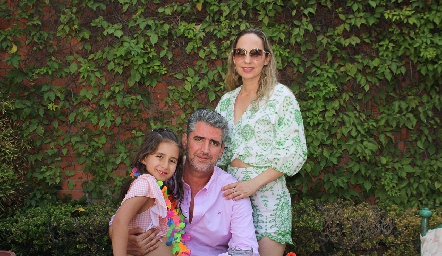  Juan Manuel Güemes y Lila Medina con su hija Inés.