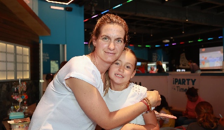  Álika con su mamá Hanni Abud.
