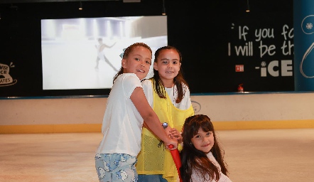  Carlota Rosillo, María Pía Almazán y Renata Cordero.