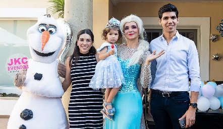  Cristina Lorca y Rafael Tobías con su hija Carola con Olaf y la princesa Elsa.