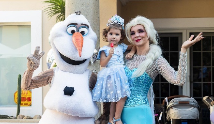  Carola Tobías Lorca con Olaf y la princesa Elsa.