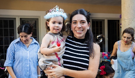  Cristina Lorca con su sobrina Isabela Gordoa.