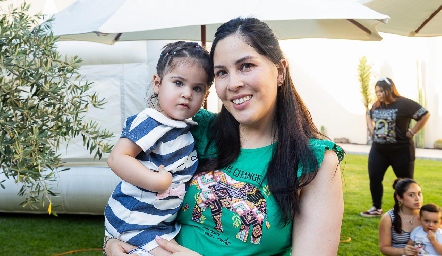  Paola con su hija.