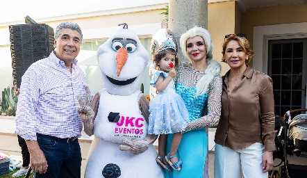  Carola con sus abuelos paternos, Rafael Tobías e Isabel Carrillo, Olaf y la princesa Elsa.