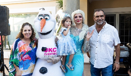 Carola con sus abuelos maternos, Laura Álvarez y José Lorca, Olaf y la princesa Elsa.
