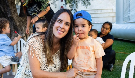  Clau Antunes con su hijo Luca.