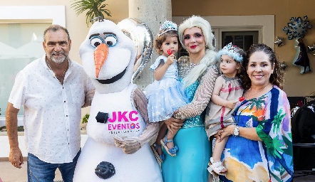 Laura Álvarez y José Lorca, con sus nietas Carola Tobías e Isabela Gordoa, Olaf y la princesa Elsa.