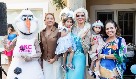  Isabel Carrillo, Carola Tobías, Isabela Gordoa y Laura Álvarez con Olaf y la princesa Elsa.