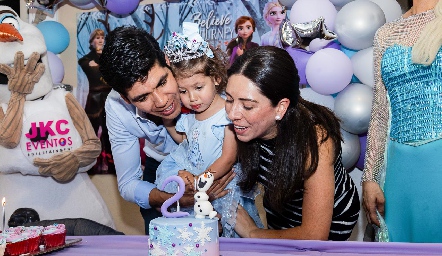  Cristina Lorca y Rafael Tobías con su hija Carola.