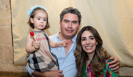  Héctor Gordoa y Andrea Lorca con su hija Isabela.