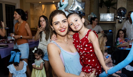  Daniela de los Santos con su hija Cayetana.