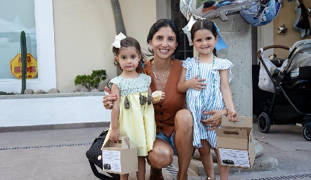  Ale Torres con sus hijas Paula y Nerea.