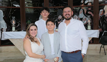  Ennith Santoyo y Daniel Hernández con sus hijos Luis Daniel y Patricio.