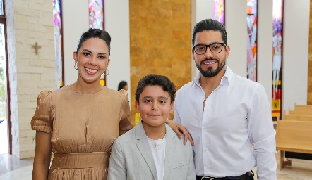  Elleny Zarur y Ussiel Medellín con su ahijado Patricio Hernández.