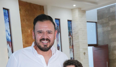  Daniel Hernández con su hijo Patricio.