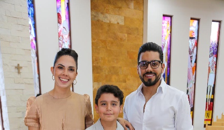  Patricio Hernández con sus padrinos.